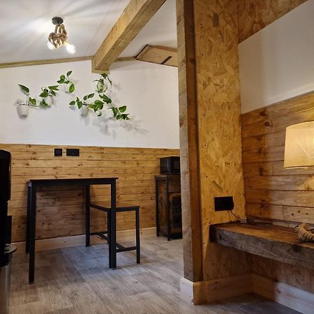 Two-Bedroom Cosy Country Lodge With Private Patio Greenhithe エクステリア 写真