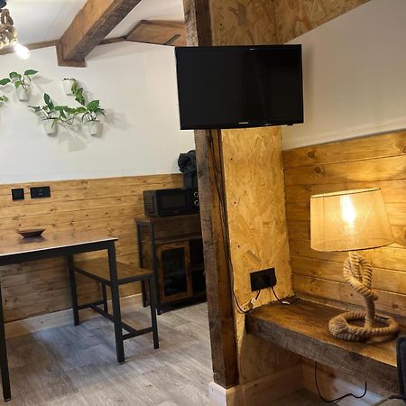 Two-Bedroom Cosy Country Lodge With Private Patio Greenhithe エクステリア 写真