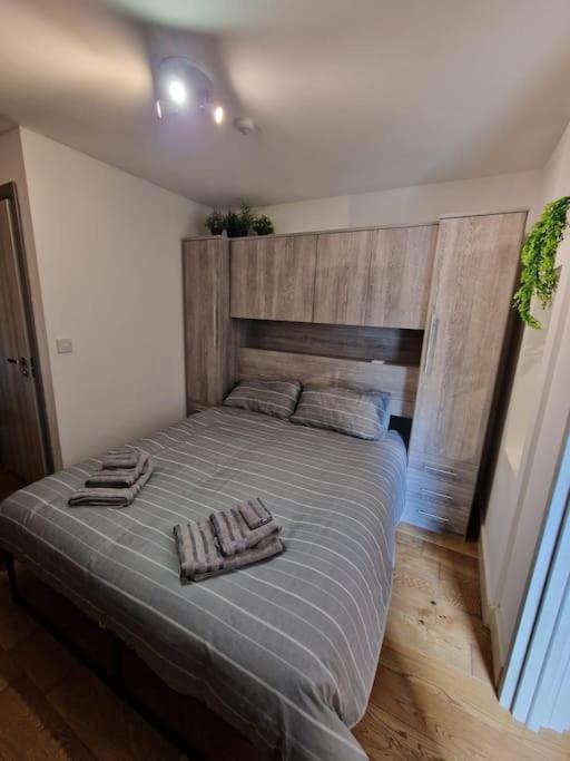 Two-Bedroom Cosy Country Lodge With Private Patio Greenhithe エクステリア 写真