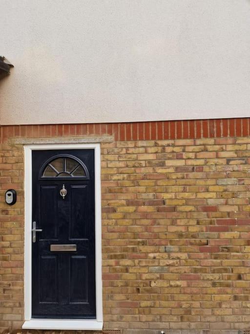 Two-Bedroom Cosy Country Lodge With Private Patio Greenhithe エクステリア 写真