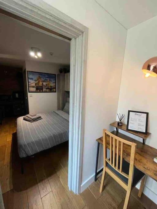Two-Bedroom Cosy Country Lodge With Private Patio Greenhithe エクステリア 写真