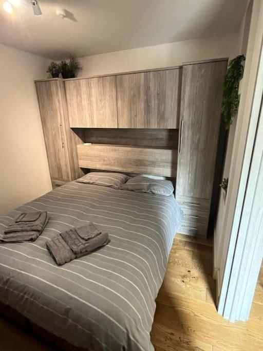Two-Bedroom Cosy Country Lodge With Private Patio Greenhithe エクステリア 写真