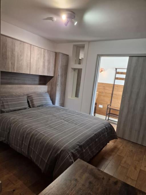 Two-Bedroom Cosy Country Lodge With Private Patio Greenhithe エクステリア 写真