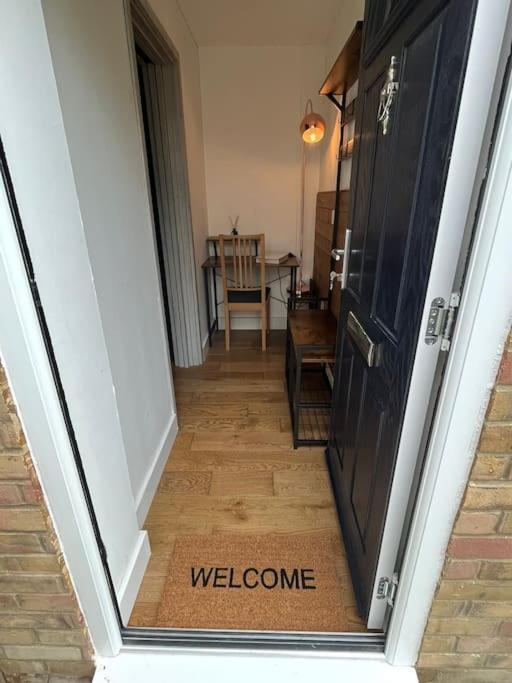 Two-Bedroom Cosy Country Lodge With Private Patio Greenhithe エクステリア 写真