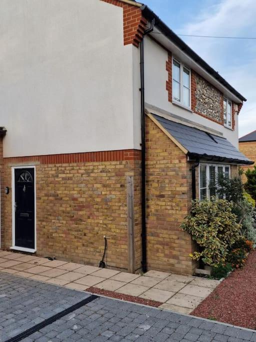 Two-Bedroom Cosy Country Lodge With Private Patio Greenhithe エクステリア 写真