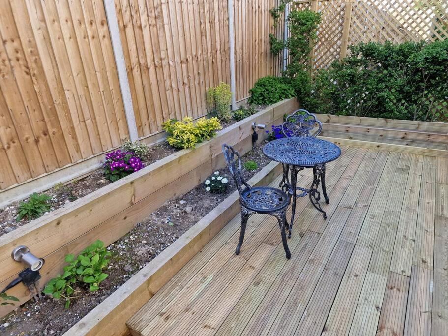 Two-Bedroom Cosy Country Lodge With Private Patio Greenhithe エクステリア 写真
