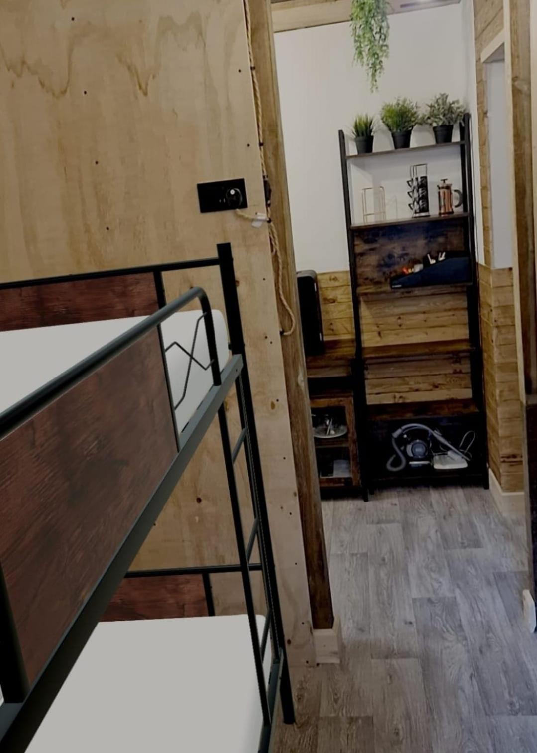 Two-Bedroom Cosy Country Lodge With Private Patio Greenhithe エクステリア 写真