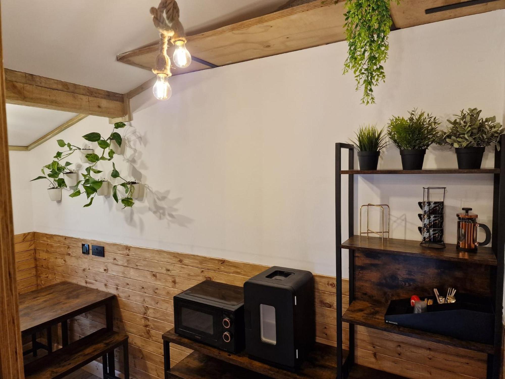 Two-Bedroom Cosy Country Lodge With Private Patio Greenhithe エクステリア 写真