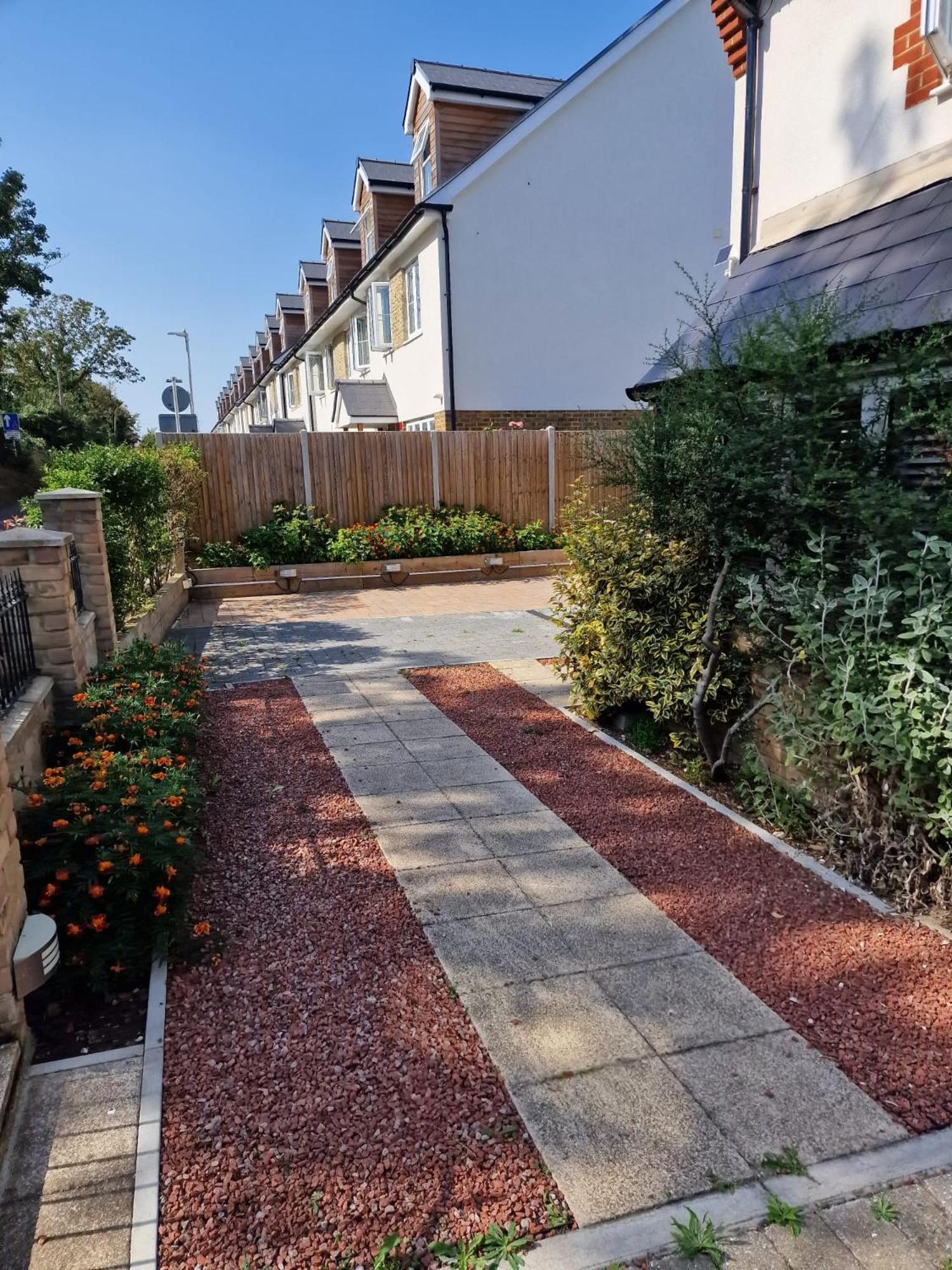 Two-Bedroom Cosy Country Lodge With Private Patio Greenhithe エクステリア 写真