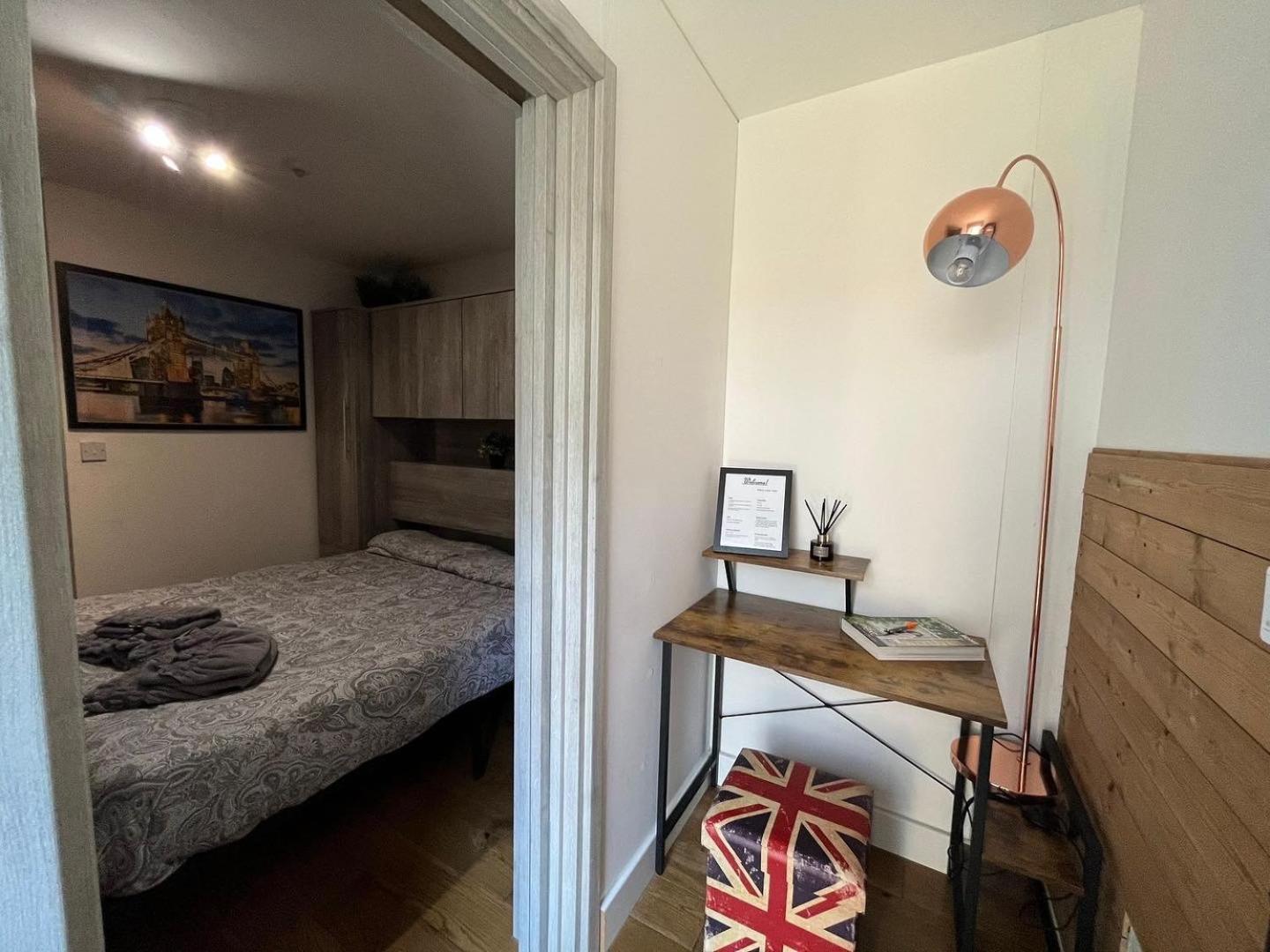 Two-Bedroom Cosy Country Lodge With Private Patio Greenhithe エクステリア 写真