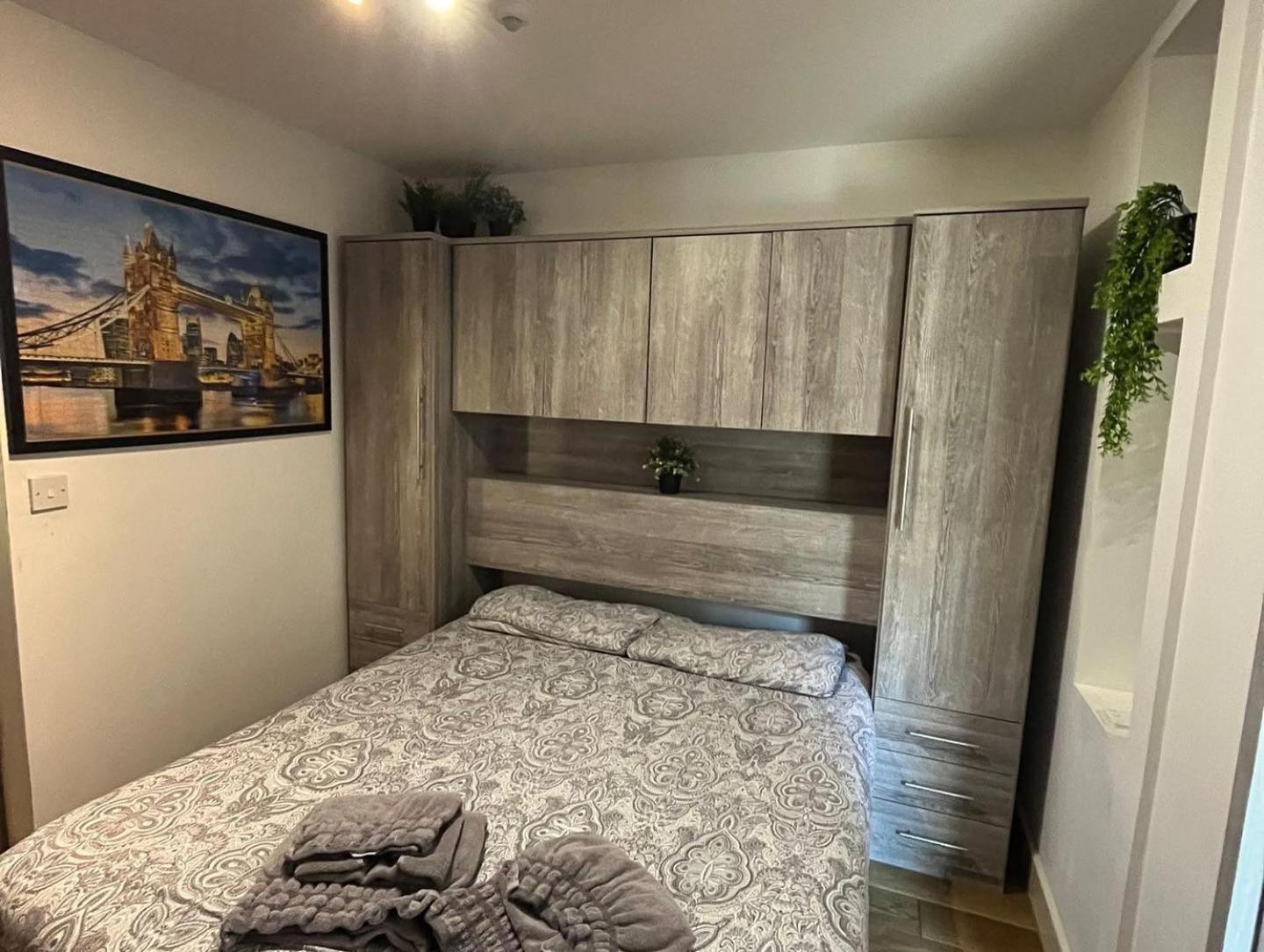 Two-Bedroom Cosy Country Lodge With Private Patio Greenhithe エクステリア 写真