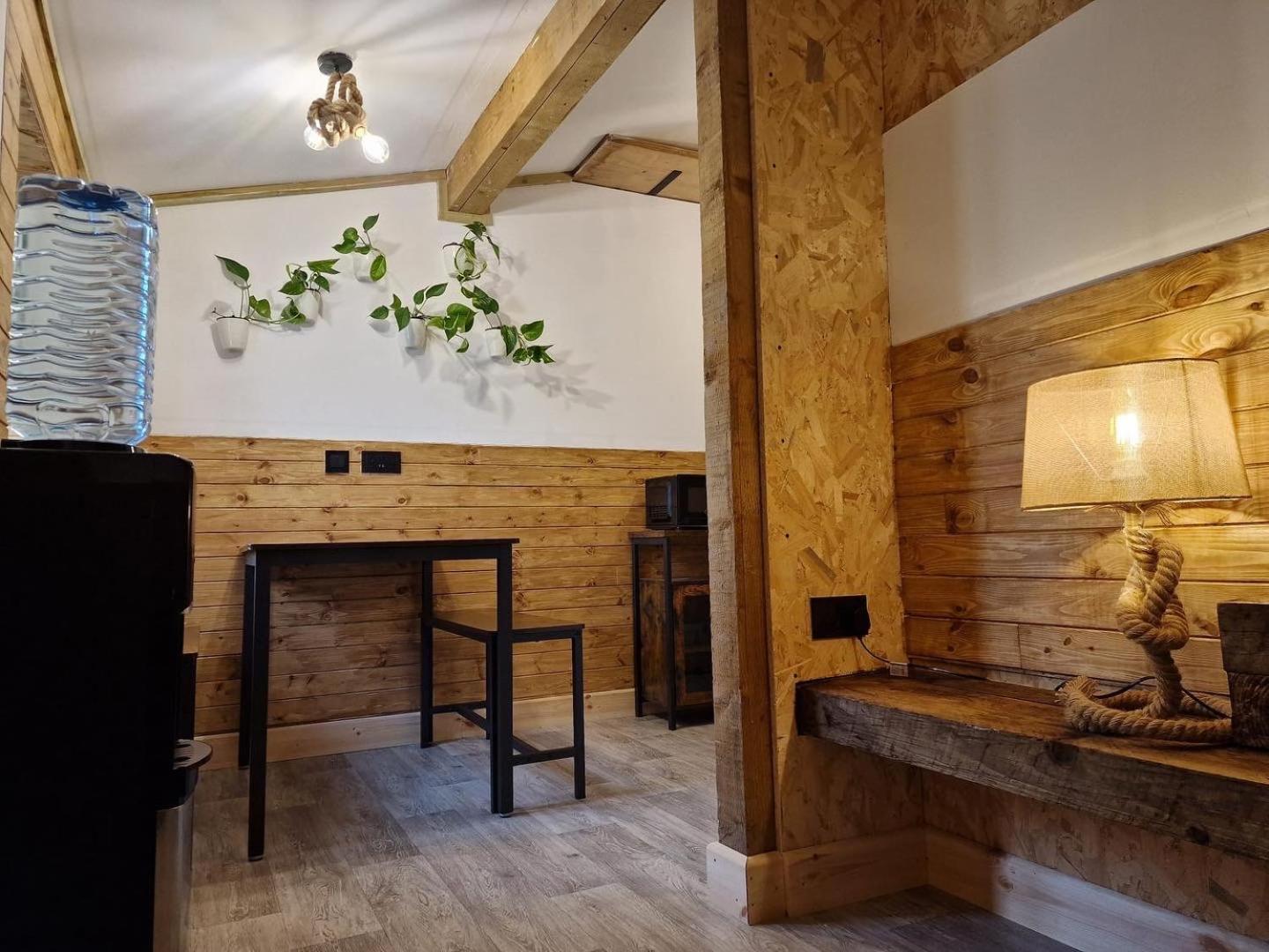 Two-Bedroom Cosy Country Lodge With Private Patio Greenhithe エクステリア 写真