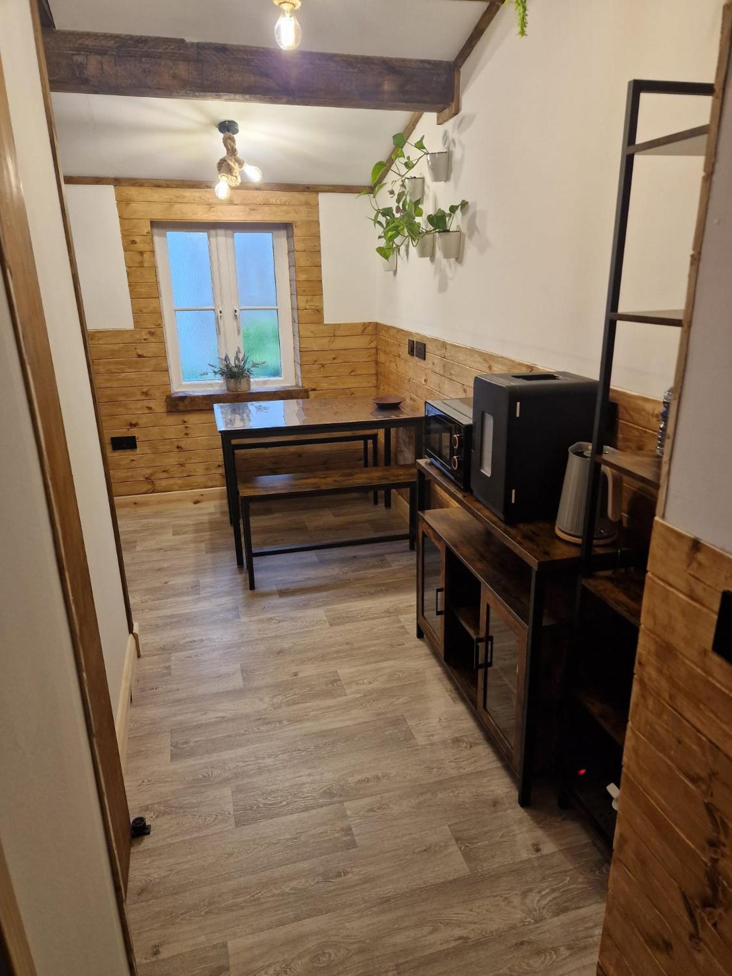 Two-Bedroom Cosy Country Lodge With Private Patio Greenhithe エクステリア 写真