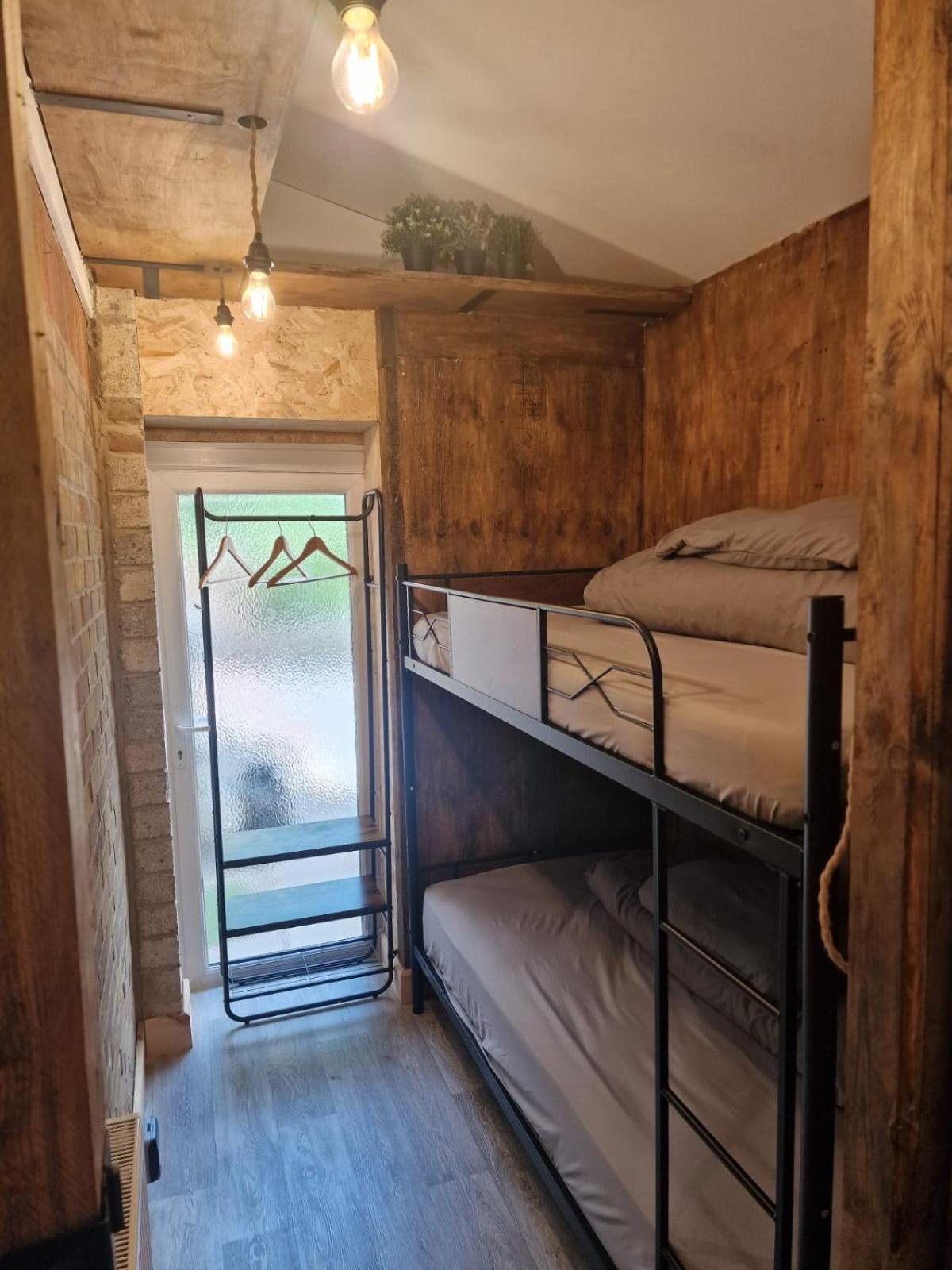 Two-Bedroom Cosy Country Lodge With Private Patio Greenhithe エクステリア 写真